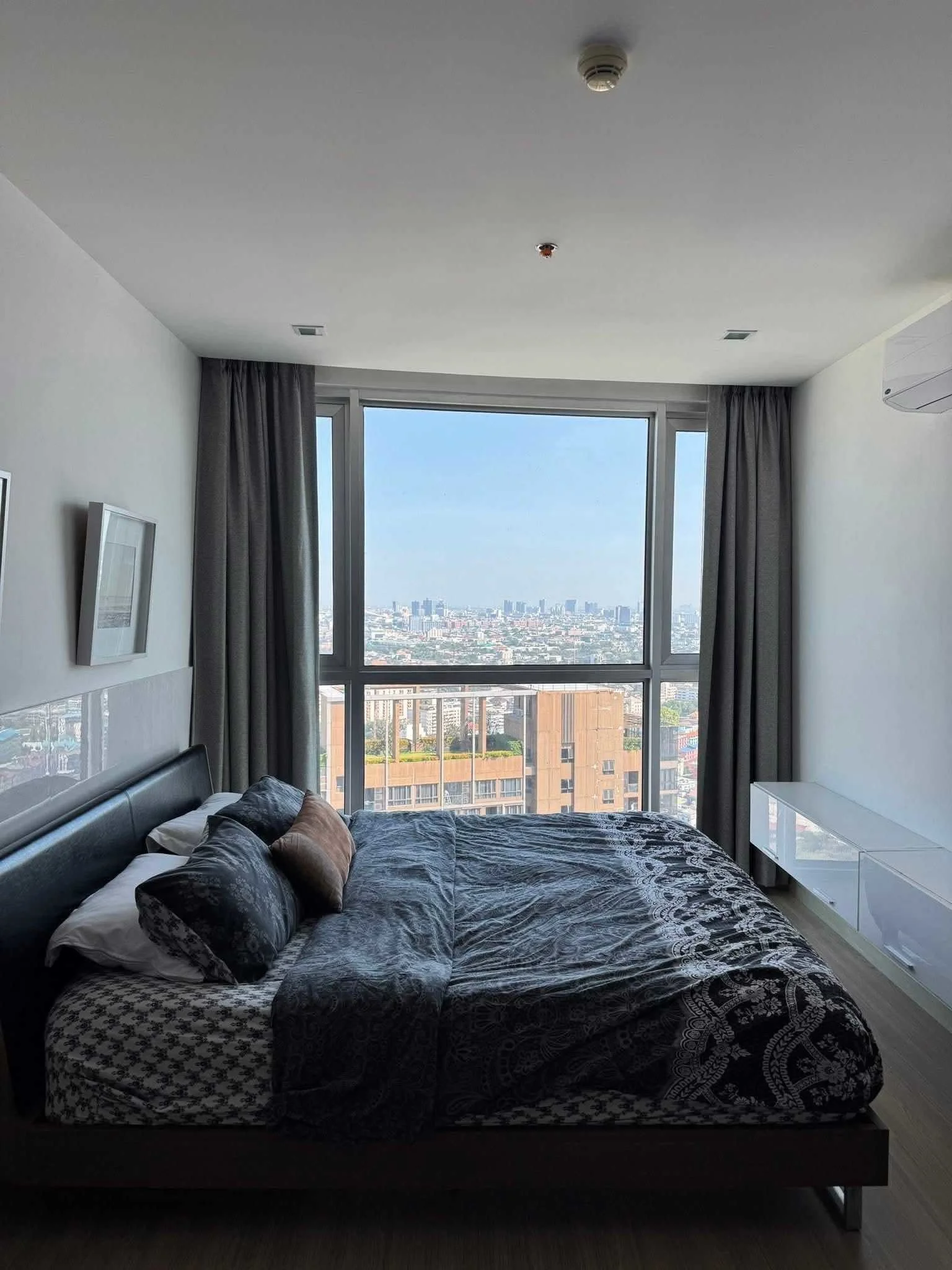 Sky Walk Residence (สกาย วอล์ค เรสซิเดนซ์) ห้องรีโนเวทใหม่ ชั้น 37 วิวเมืองโล่ง ใกล้ BTS พระโขนง