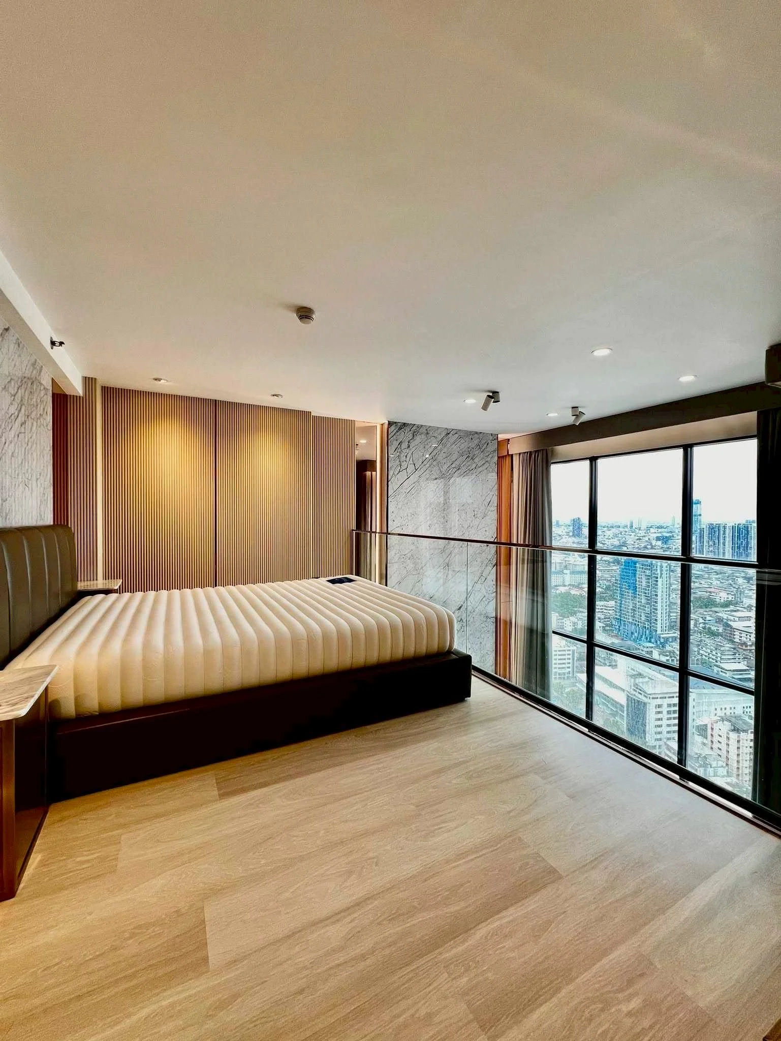 KnightsBridge Prime Sathorn ห้อง Duplex ชั้น 34 แต่งหรู เฟอร์นิเจอร์และเครื่องใช้ไฟฟ้าครบ ใกล้ BTS ช่องนนทรี