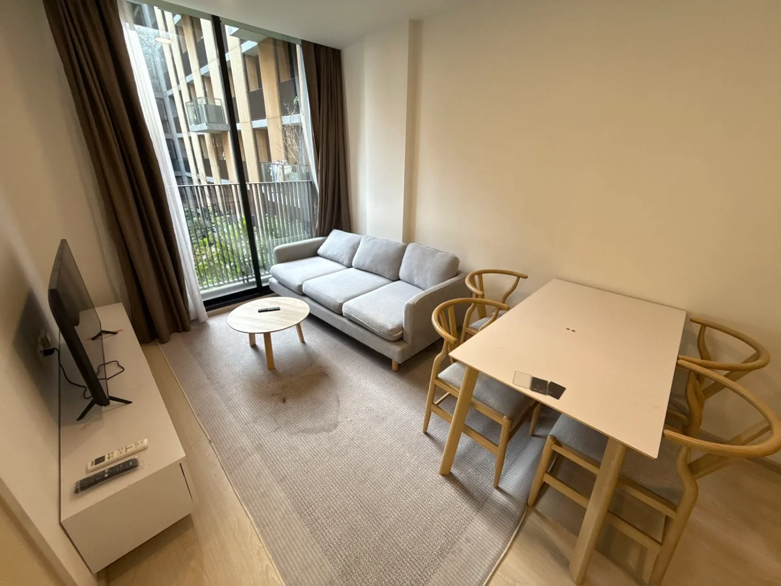 Noble Ambience Sukhumvit 42 (โนเบิล แอมเบียนส์ สุขุมวิท 42) เฟอร์นิเจอร์ครบ พร้อมอยู่ ใกล้ BTS เอกมัย 400 เมตร