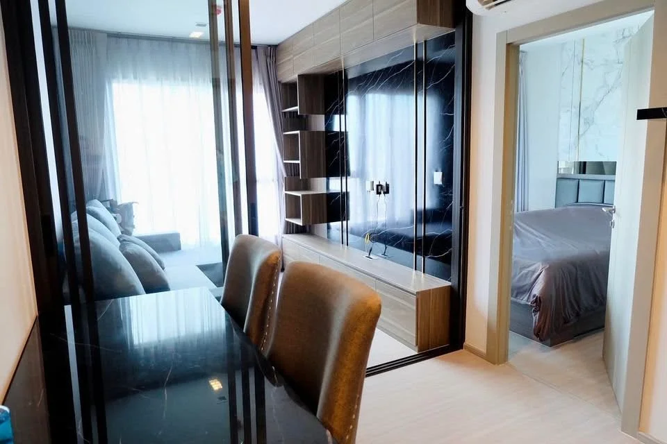 ปล่อยเช่าคอนโด Life Asoke ห้องสวย Built-in ครบ 1 Bed Plus ทิศเหนือ วิวสระ ใกล้ MRT เพชรบุรี และ มศว