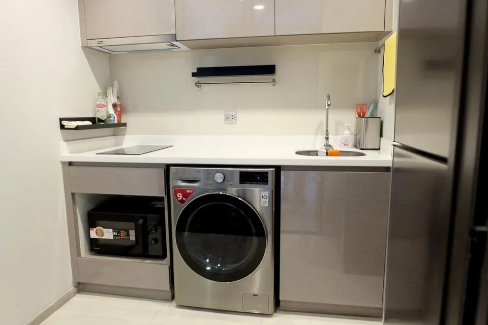 ปล่อยเช่าคอนโด Life Asoke ห้องสวย Built-in ครบ 1 Bed Plus ทิศเหนือ วิวสระ ใกล้ MRT เพชรบุรี และ มศว