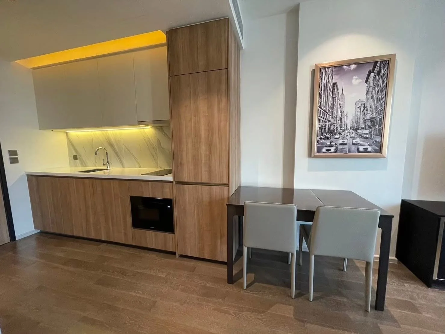 ปล่อยเช่าคอนโดหรู Muniq Sukhumvit 23 ชั้น 15 แต่งสไตล์ Modern Luxury ทำเลทอง ใกล้ BTS อโศก เพียง 300 เมตร