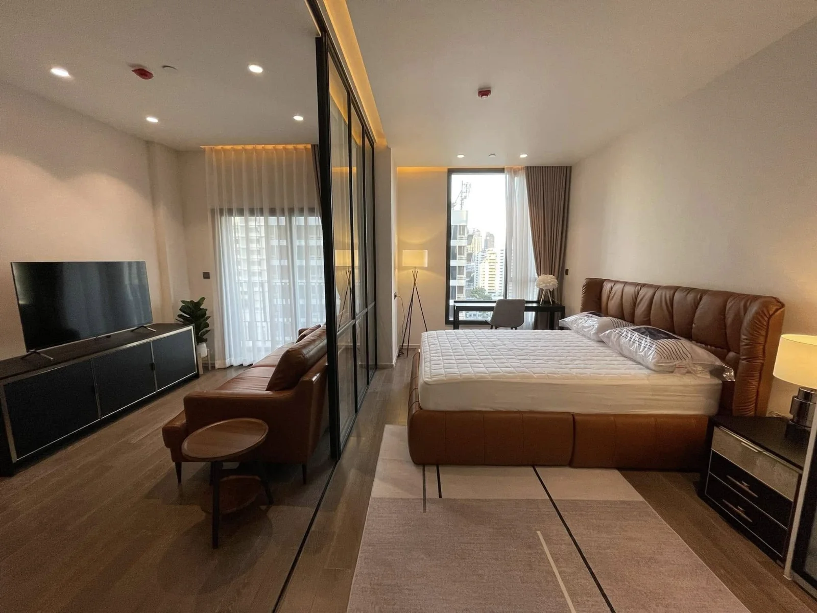 ปล่อยเช่าคอนโดหรู Muniq Sukhumvit 23 ชั้น 15 แต่งสไตล์ Modern Luxury ทำเลทอง ใกล้ BTS อโศก เพียง 300 เมตร