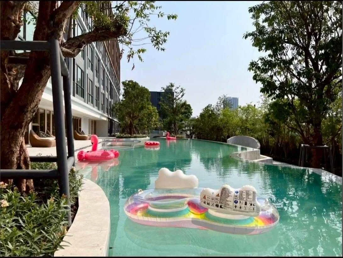 คอนโด แอทโมซ บางนา (Atmoz Tropicana Bangna) คอนโดสไตล์รีสอร์ท วิวสระว่ายน้ำ เฟอร์นิเจอร์ครบพร้อมอยู่