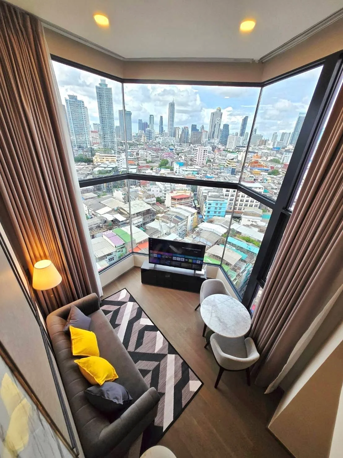 ให้เช่าคอนโดหรูห้องมุม Park Origin Chula-Samyan สไตล์ Duplex วิวเมือง 180 องศา ใกล้จุฬาฯ และ MRT สามย่าน